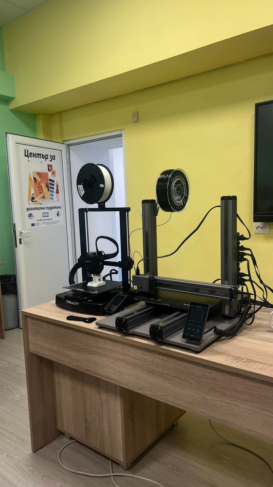 Министър Вълчев откри нов STEM център в ПГ по туризъм и лека промишленост Гоце Делчев в Благоевград