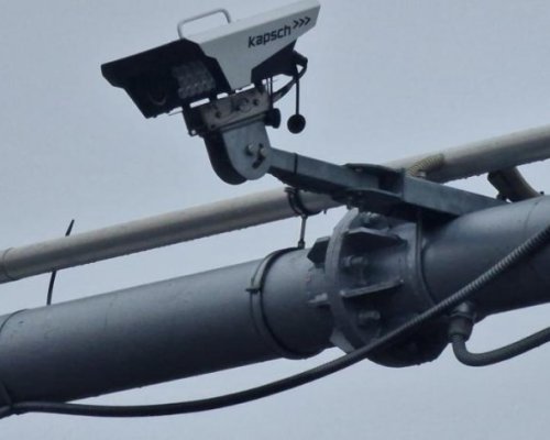 Засякоха тол служител да кара с превишена скорост, наказан е дисциплинарно