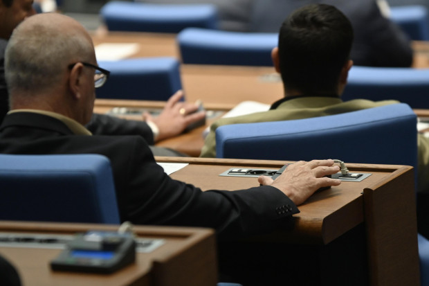 Липса на кворум провали днешното заседание на парламента