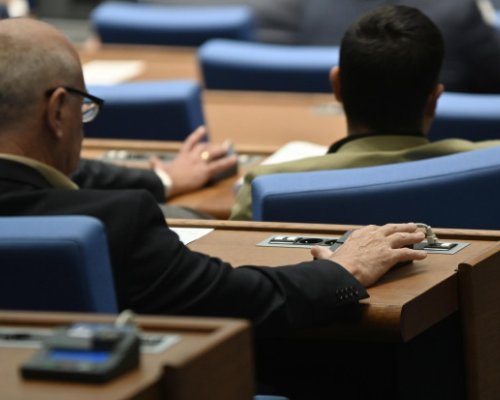 Липса на кворум провали днешното заседание на парламента