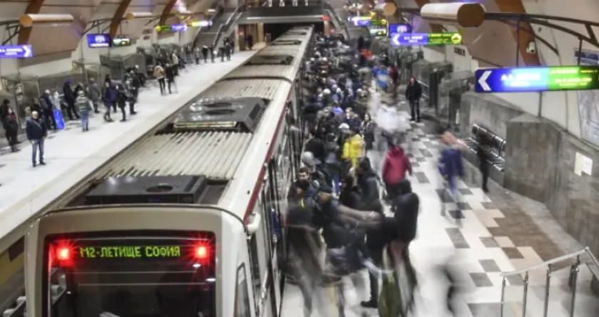 Метрото в София спря, самоубиец скочи на релсите Метрото в София спря, самоубиец скочи на релсите