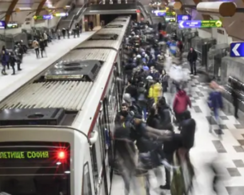 Метрото в София спря, самоубиец скочи на релсите