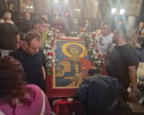 Чудотворната икона на Свети Георги пристигна в Благоевград, стотици се стекоха за поклонение ВИДЕО