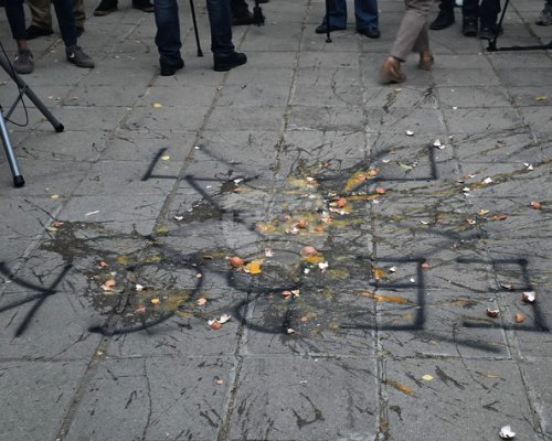 С хвърляне на яйца по сградата приключи протестът пред централата на ДПС - Ново начало в София