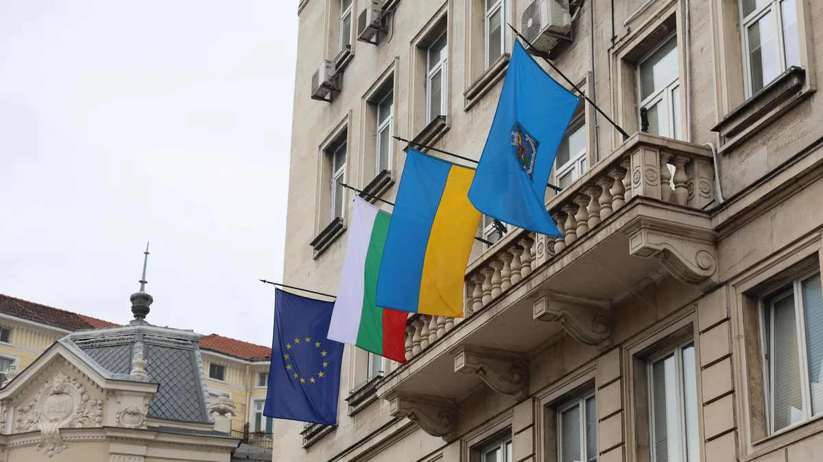 Възраждане се опита да свали украинското знаме от Общината Възраждане се опита да свали украинското знаме от Общината