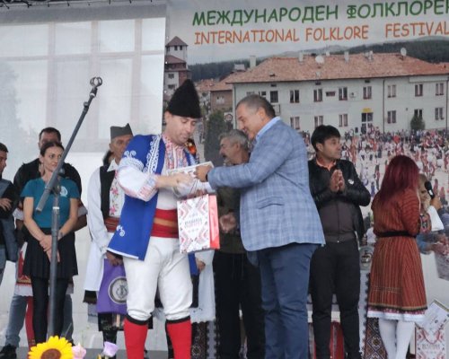 Добринище засия с осмото издание на фестивала на живия фолклор