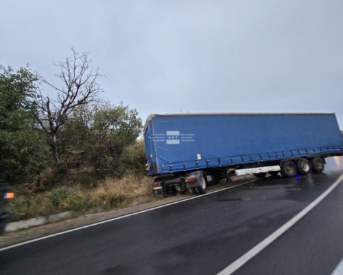 Камион блокира част от пътя Благоевград-ГКПП Логодаж