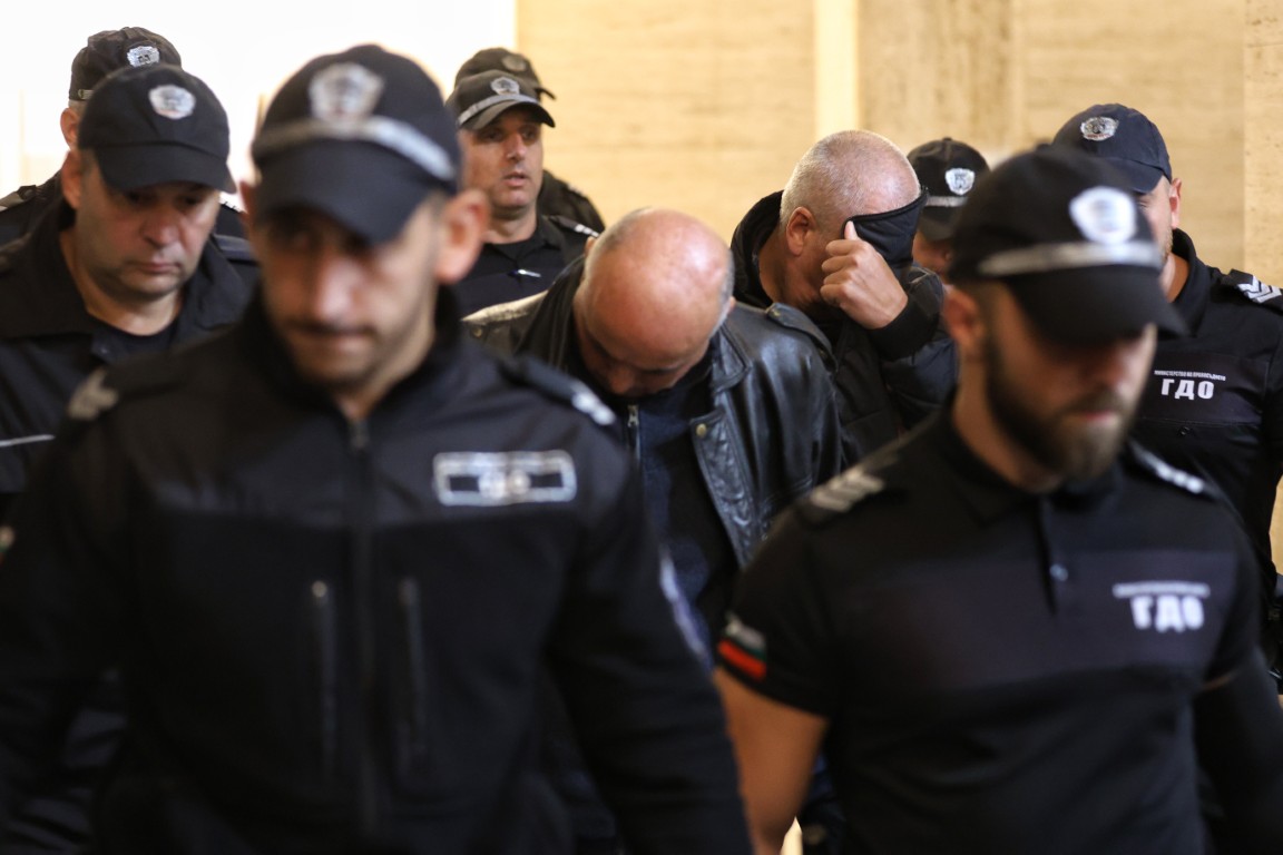 Двамата от ДАИ, взели подкуп от екипа на Роби Уилямс, остават в ареста Двамата от ДАИ, взели подкуп от екипа на Роби Уилямс, остават в ареста