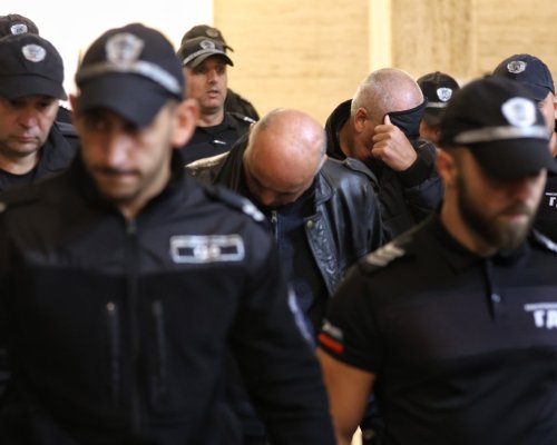 Двамата от ДАИ, взели подкуп от екипа на Роби Уилямс, остават в ареста