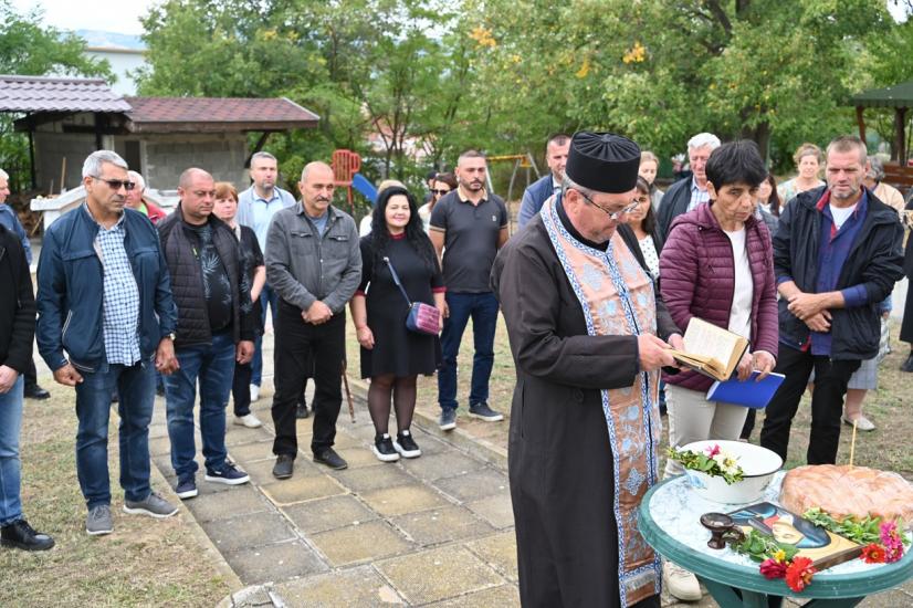 Обединени в молитва и традиция-миряни почетоха Покров Богородичен в храма на село Полето