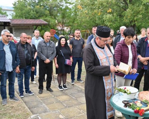 Обединени в молитва и традиция-миряни почетоха Покров Богородичен в храма на село Полето