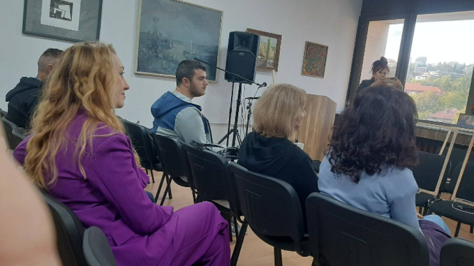 Писателка вдъхнови читатели в Благоевград с моноспектакъл за доброто и любовта