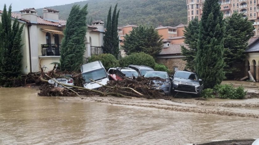 Водата отнесе багерист пред очите на спасители и журналисти Водата отнесе багерист пред очите на спасители и журналисти