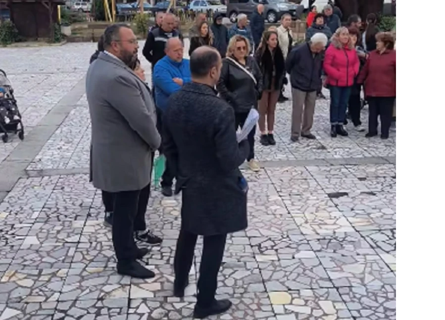 Жители на село Коняво протестираха срещу изграждането на фотоволтаична централа Жители на село Коняво протестираха срещу изграждането на фотоволтаична централа
