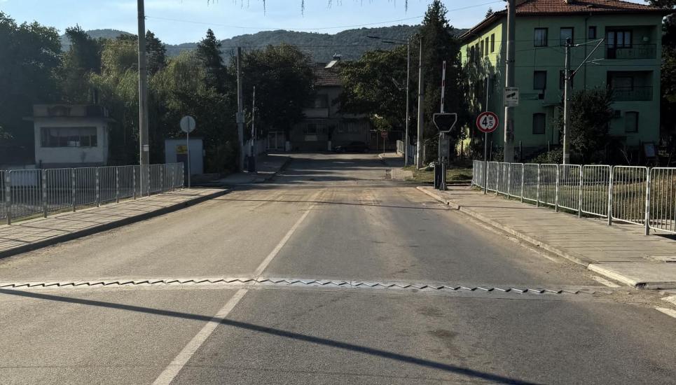 Днес: Затварят за часове движението по моста над река Струма