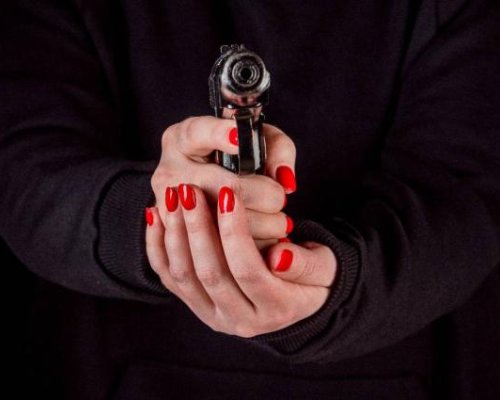 Ченгетата от Кюстендил иззеха пистолет и патрони от 61-год. жена