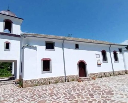 Стотици вярващи се стичат в храма в Скребатно на Петковден