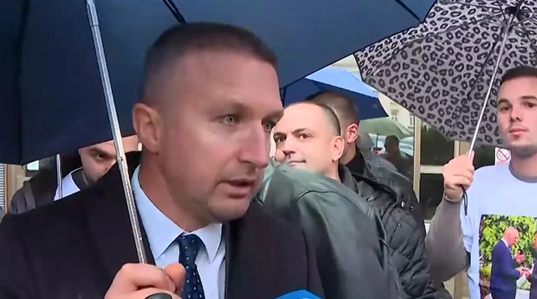 Кметът Радослав Ревански на протест пред сградата на Антикорупционната комисия Кметът Радослав Ревански на протест пред сградата на Антикорупционната комисия
