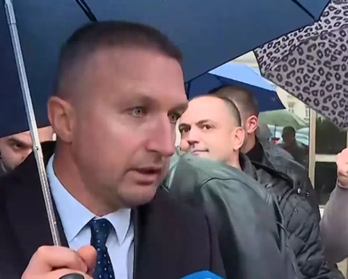 Кметът Радослав Ревански на протест пред сградата на Антикорупционната комисия