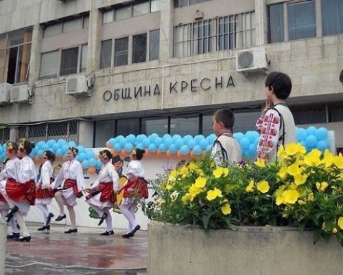 Кресна празнува на 19 октомври