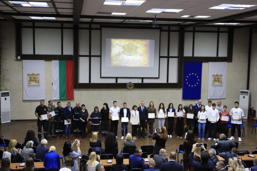 Грамоти и плакети за героите от борбата с пожарите и изявени млади таланти в Благоевград