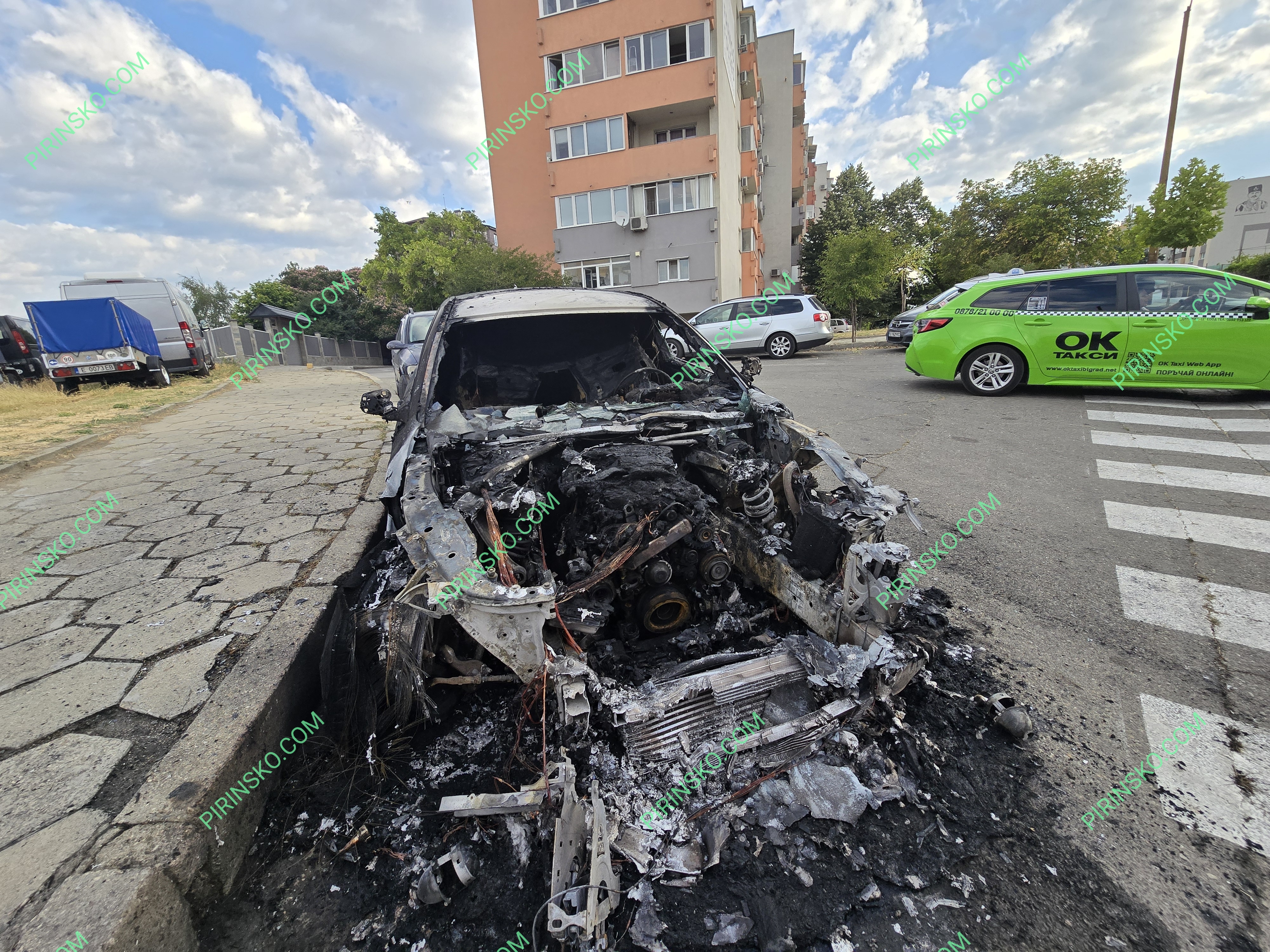 Изгоря  Ауди  в Перник, засегнати са още две коли, разследват причините