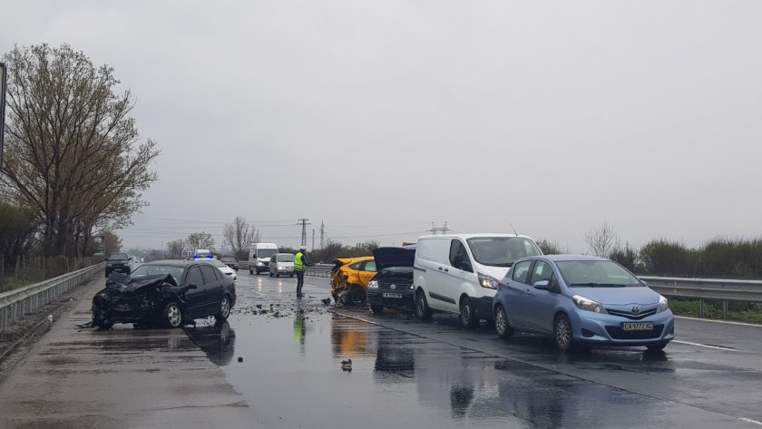 Отнето предимство предизвика верижна катастрофа край Сандански Отнето предимство предизвика верижна катастрофа край Сандански