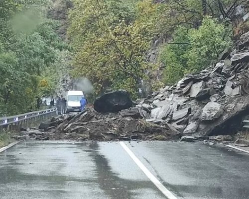 Тонове камъни се свлякоха на пътя Асеновград-Смолян, затвориха го