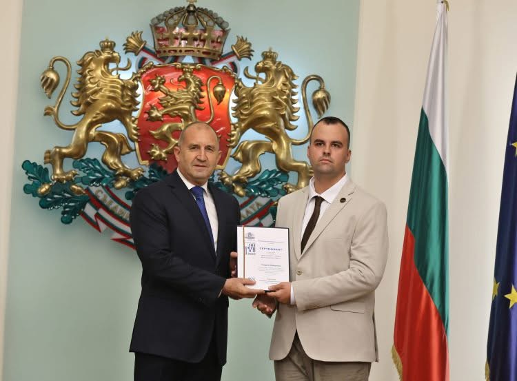 Студент от ЮЗУ с престижна президентска награда за иновативен дигитален проект Студент от ЮЗУ с престижна президентска награда за иновативен дигитален проект