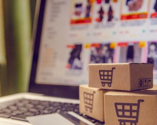 Онлайн разпродажбите смазаха търговците, якета и дънки в нета по-изгодно