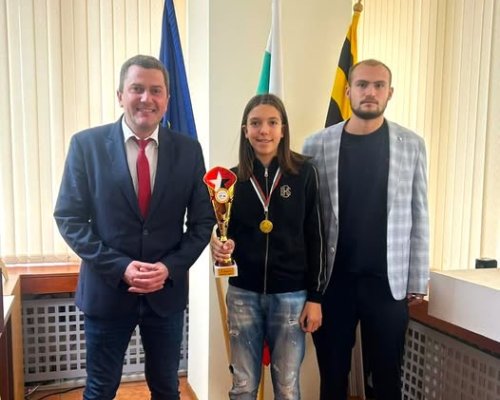 Кметът на община Перник  посрещна младата шампионка Дамяна Стоилова, победителка на турнира по тенис на маса в Пловдив