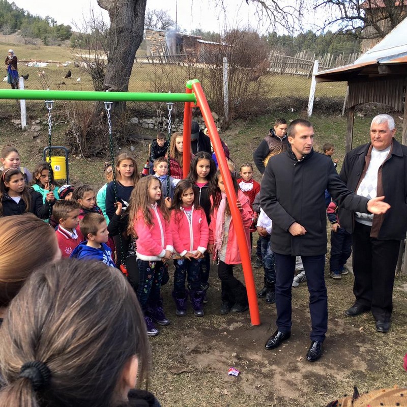 Евродепутатът Илхан Кючюк и кметът на Белица Радослав Ревански откриха детска площадка в Кузьово