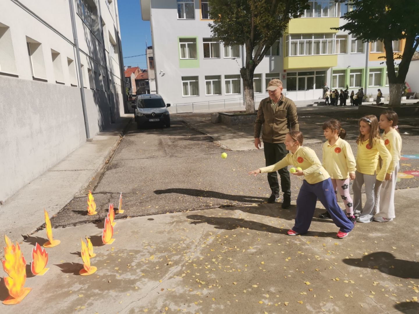Горски педагози от ЮЗДП и ученици от Гоце Делчев размениха знания за гората и нейните обитатели Горски педагози от ЮЗДП и ученици от Гоце Делчев размениха знания за гората и нейните обитатели