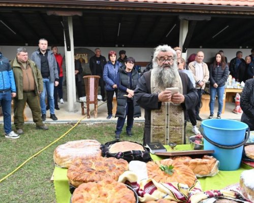 С водосвет, курбан и празнично хоро отбелязаха в аванс празника на Света Петка в Тросково