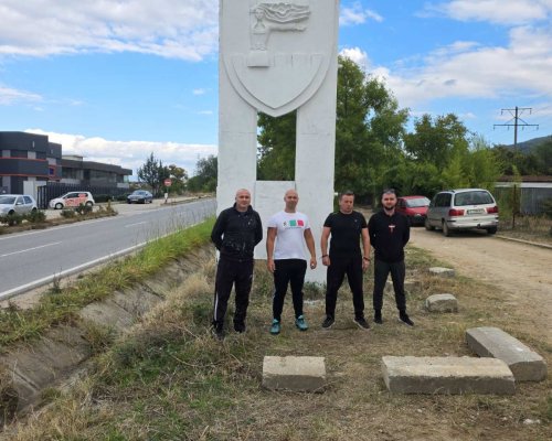 Членове на Възраждане Петрич почистиха и подновиха монумента с герба на общината