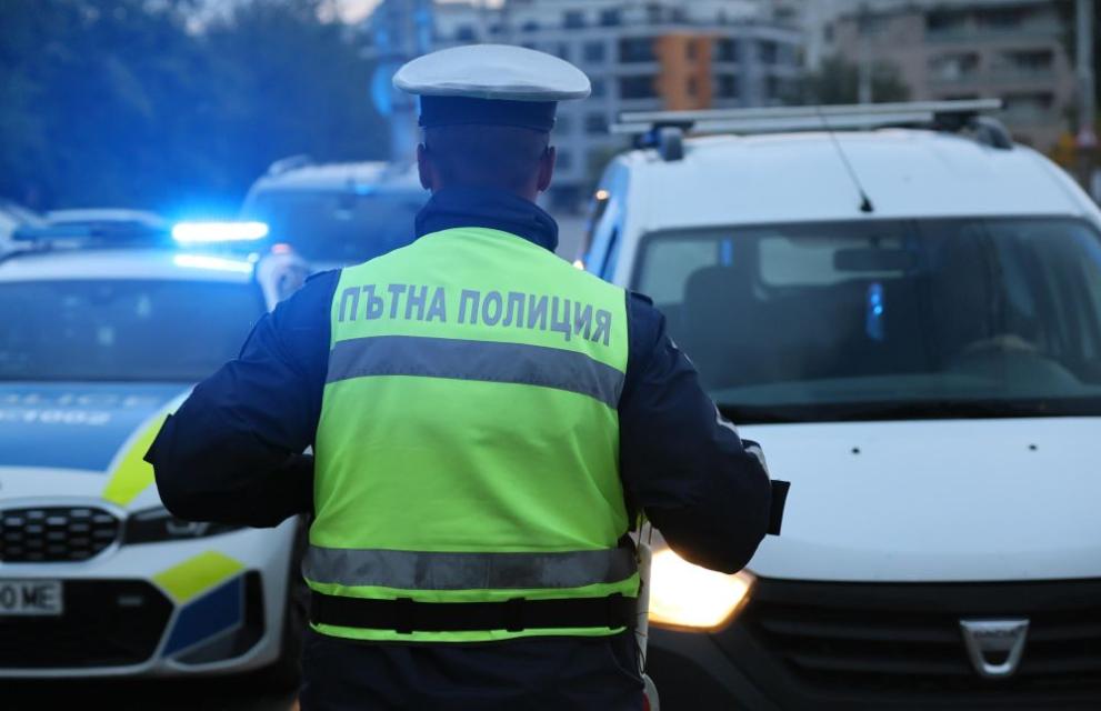 Задържаха служители на Пътна полиция за схема с регистрация на автомобил