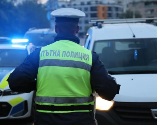 Задържаха служители на Пътна полиция за схема с регистрация на автомобил