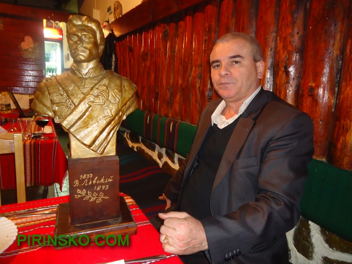 Адвокат Александър Мановски показа за първи път макета на Левски, по който е направен неговият бюст-паметник в Благоевград