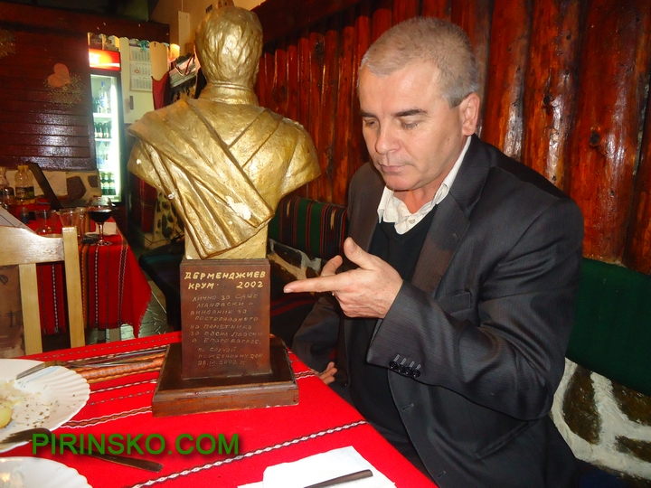 Адвокат Александър Мановски показа за първи път макета на Левски, по който е направен неговият бюст-паметник в Благоевград снимка 1