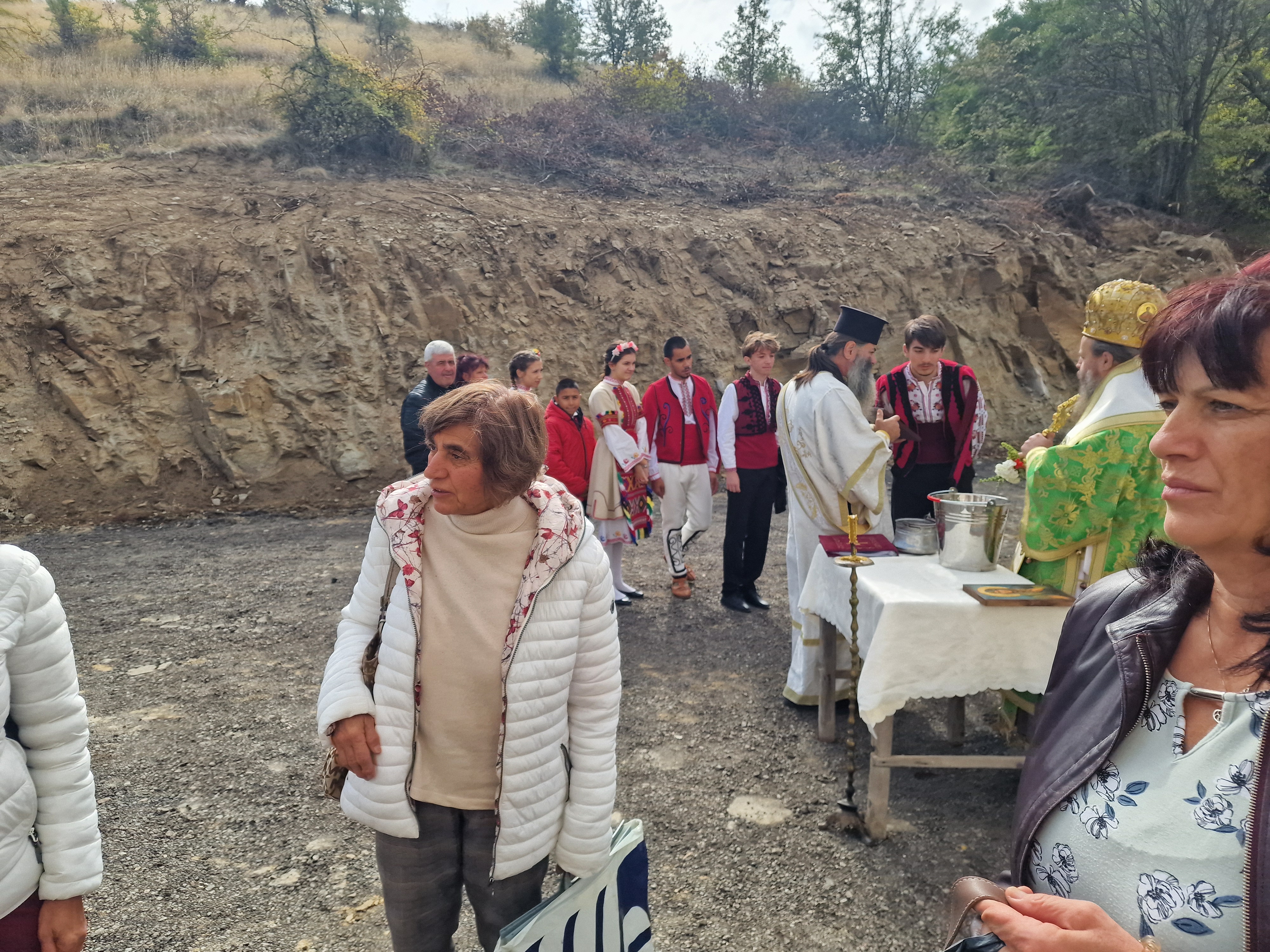 Стотици миряни почетоха 100-годишнината на църквата Света Петка в Българчево на празника на светицата