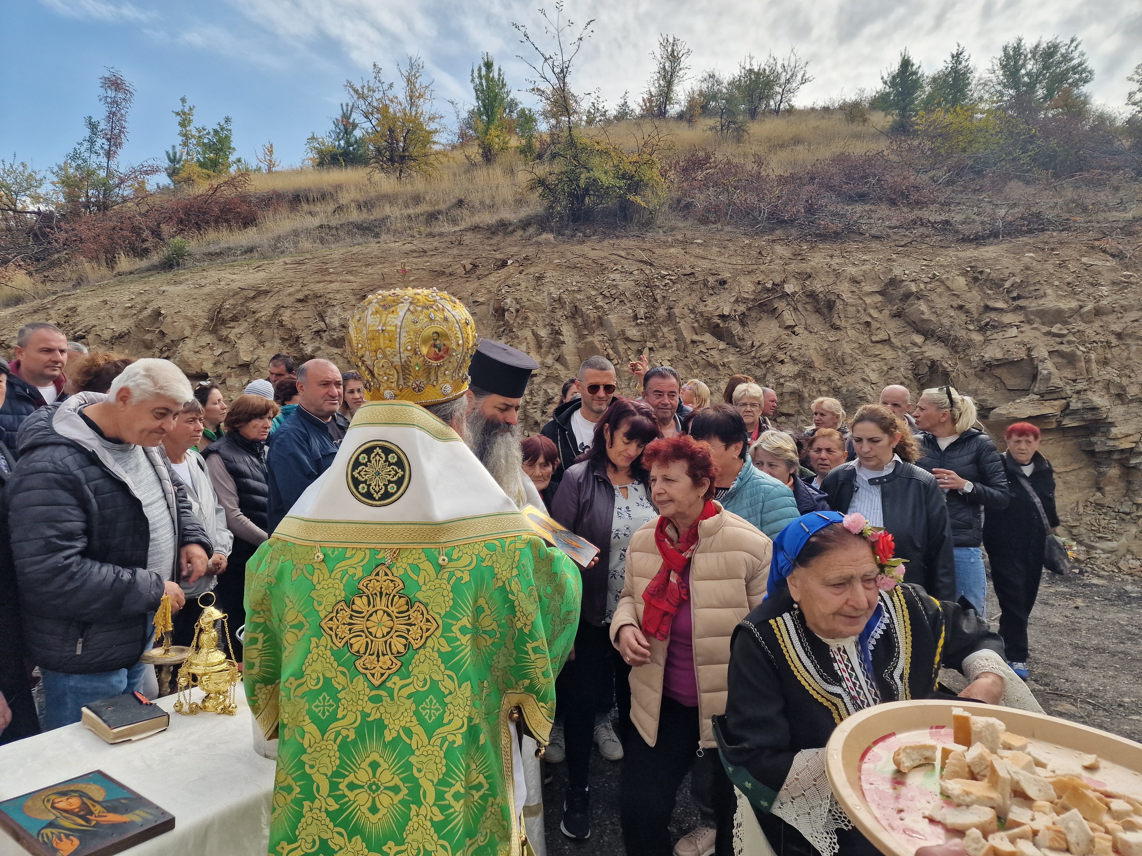 Стотици миряни почетоха 100-годишнината на църквата Света Петка в Българчево на празника на светицата