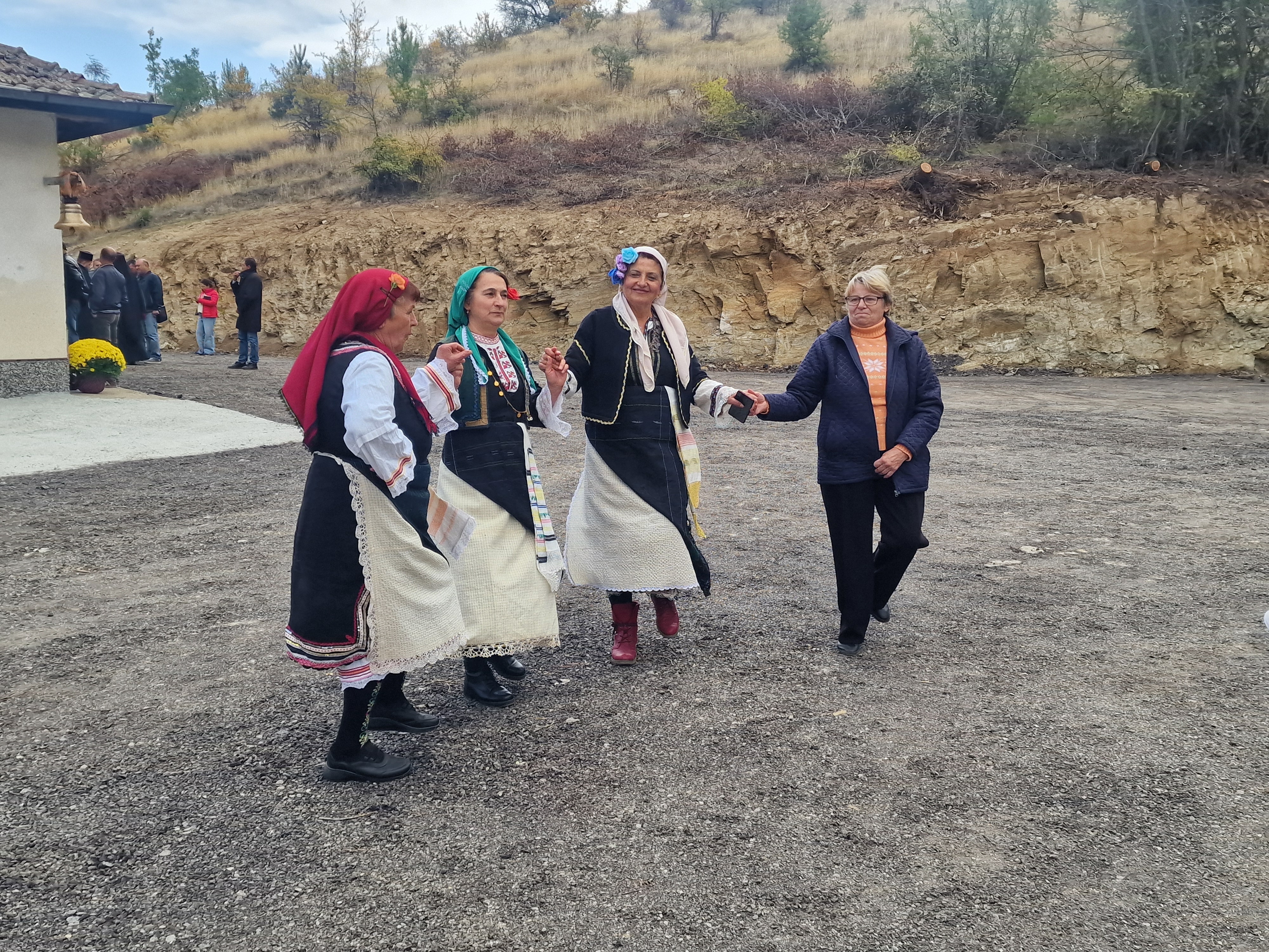 Стотици миряни почетоха 100-годишнината на църквата Света Петка в Българчево на празника на светицата