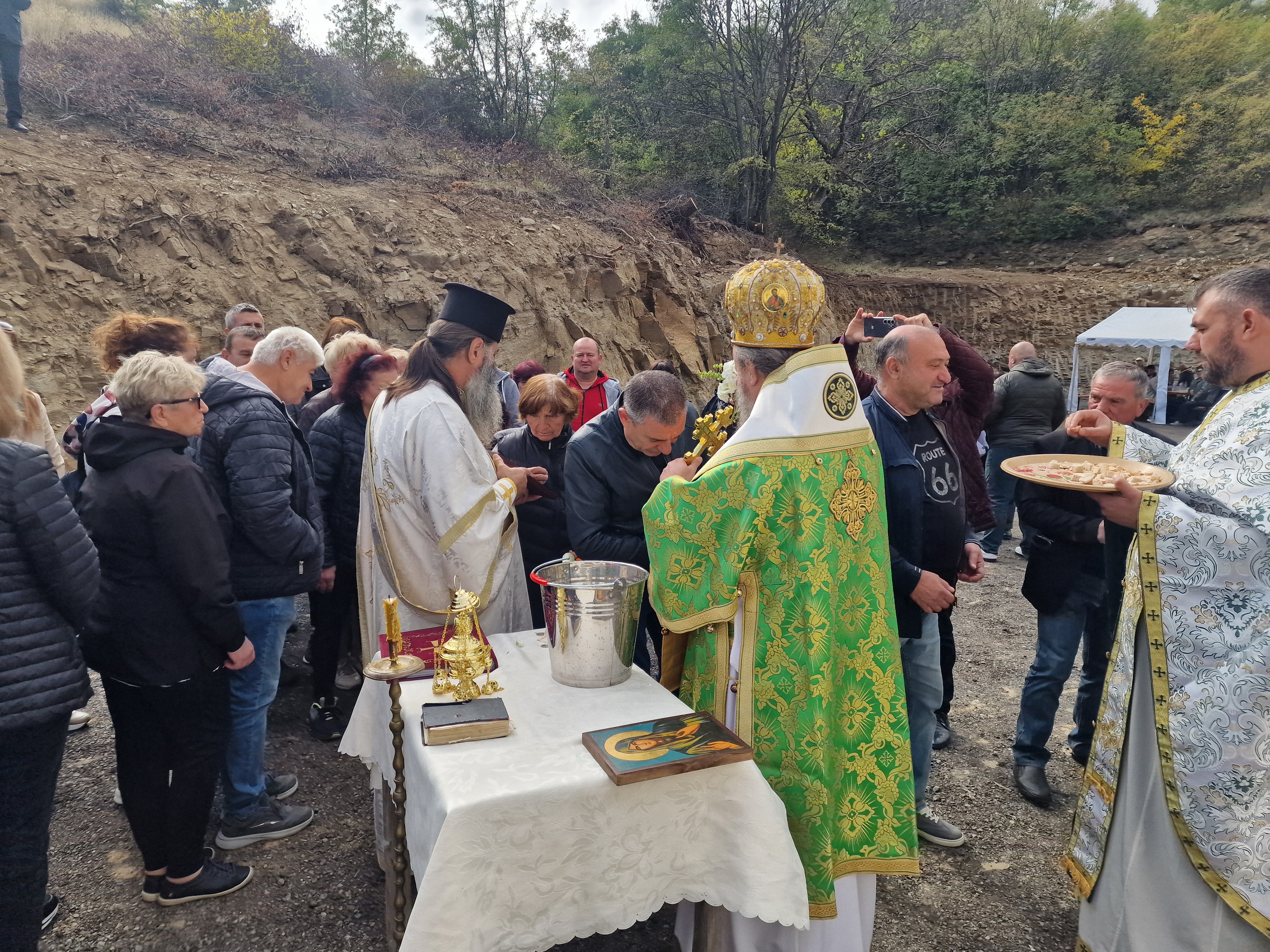 Стотици миряни почетоха 100-годишнината на църквата Света Петка в Българчево на празника на светицата