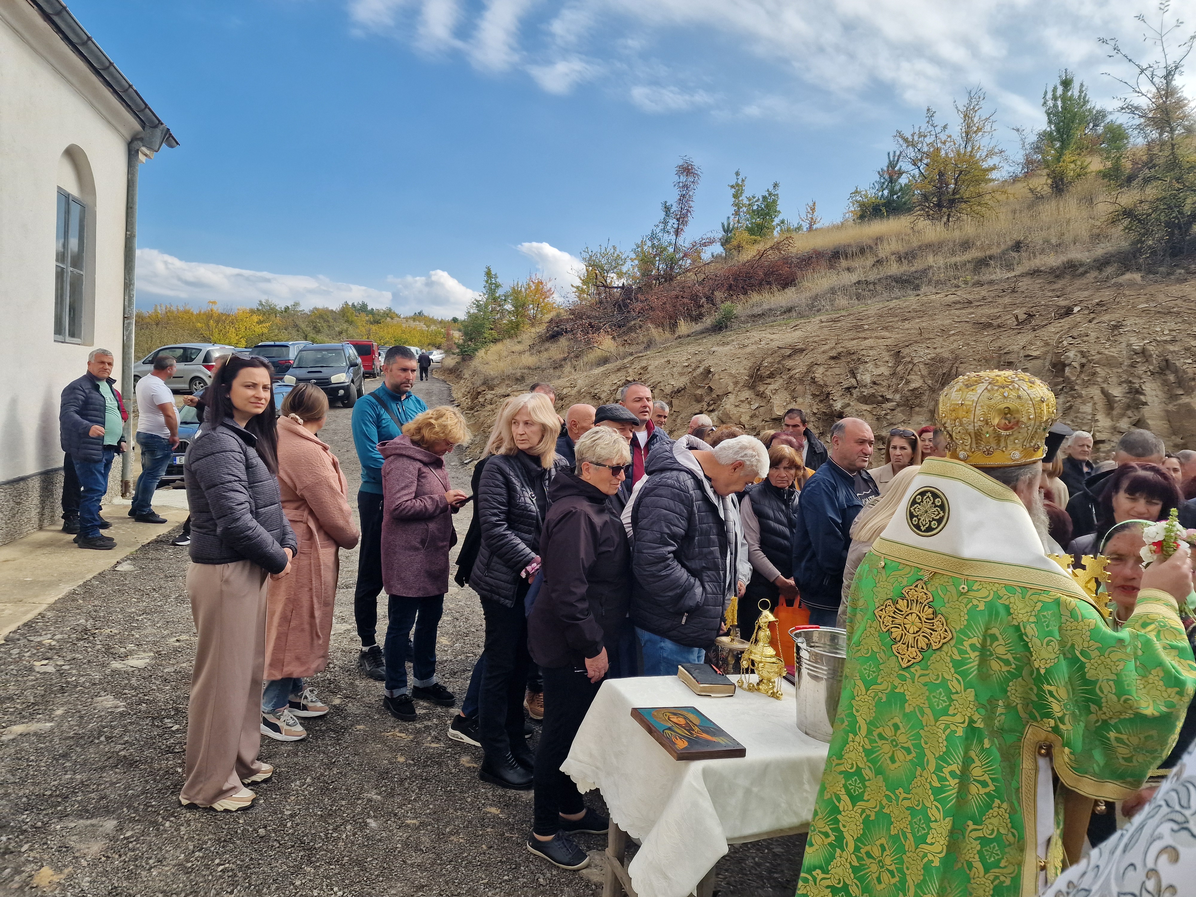 Стотици миряни почетоха 100-годишнината на църквата Света Петка в Българчево на празника на светицата