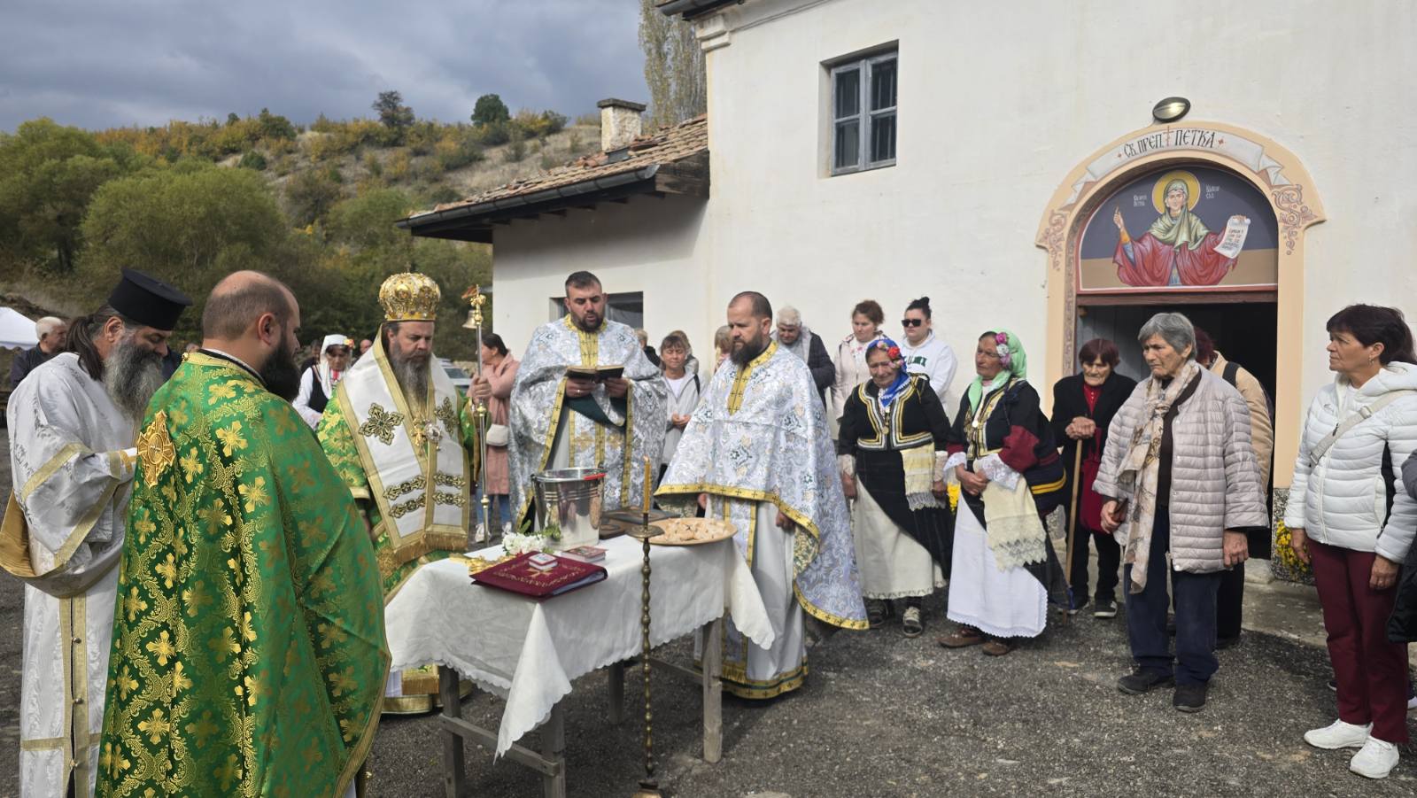 Стотици миряни почетоха 100-годишнината на църквата Света Петка в Българчево на празника на светицата