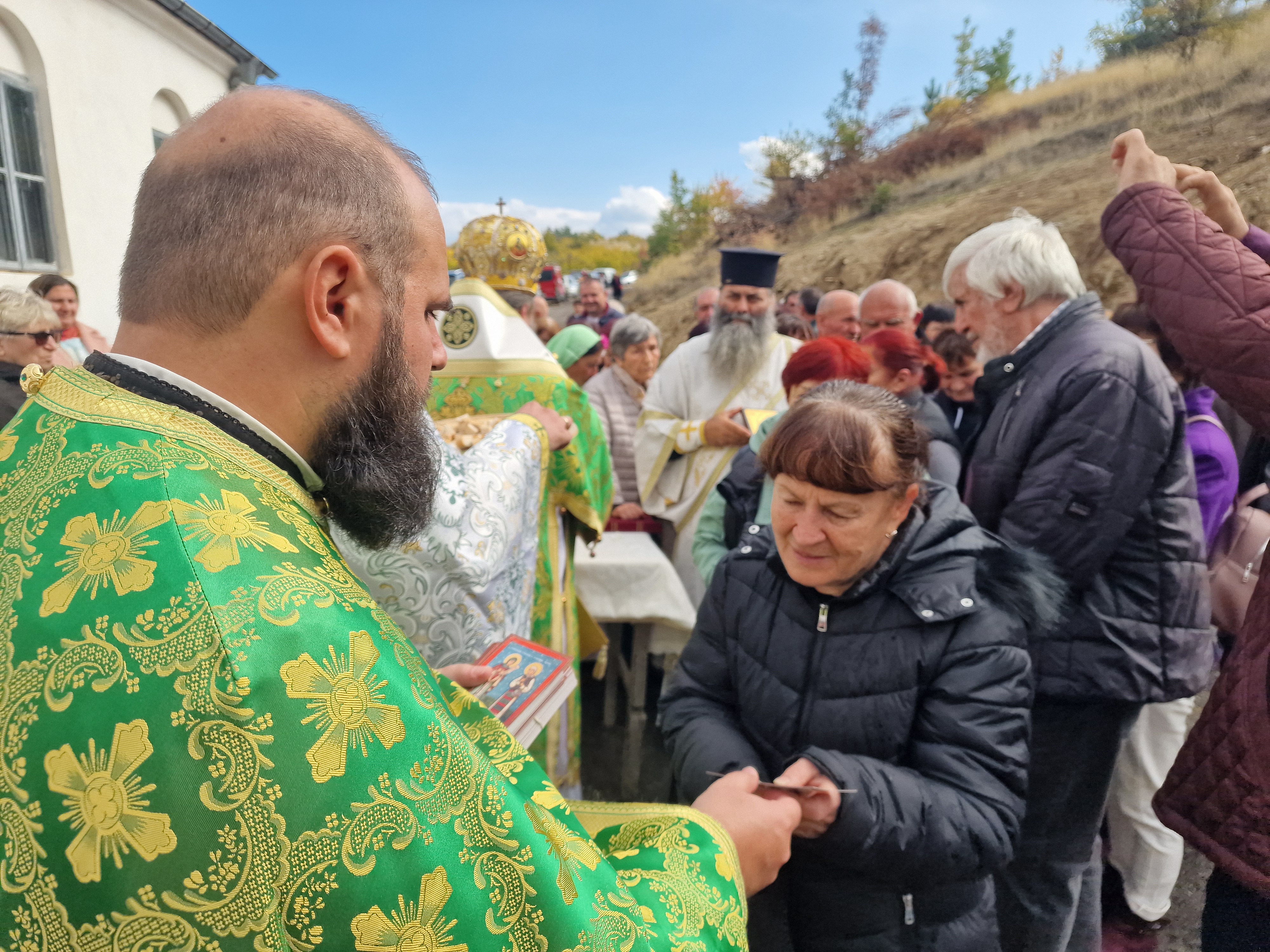 Стотици миряни почетоха 100-годишнината на църквата Света Петка в Българчево на празника на светицата