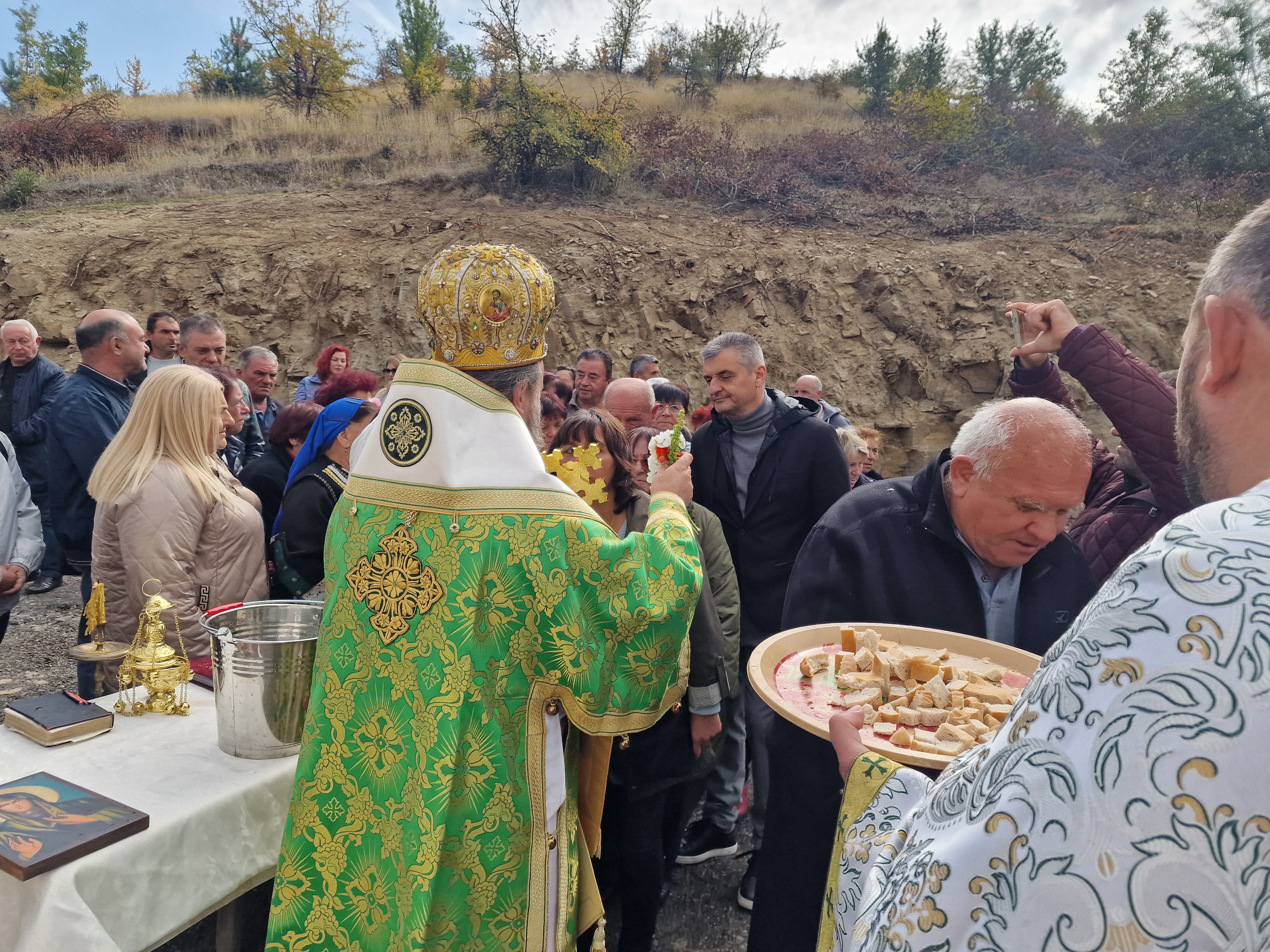 Стотици миряни почетоха 100-годишнината на църквата Света Петка в Българчево на празника на светицата