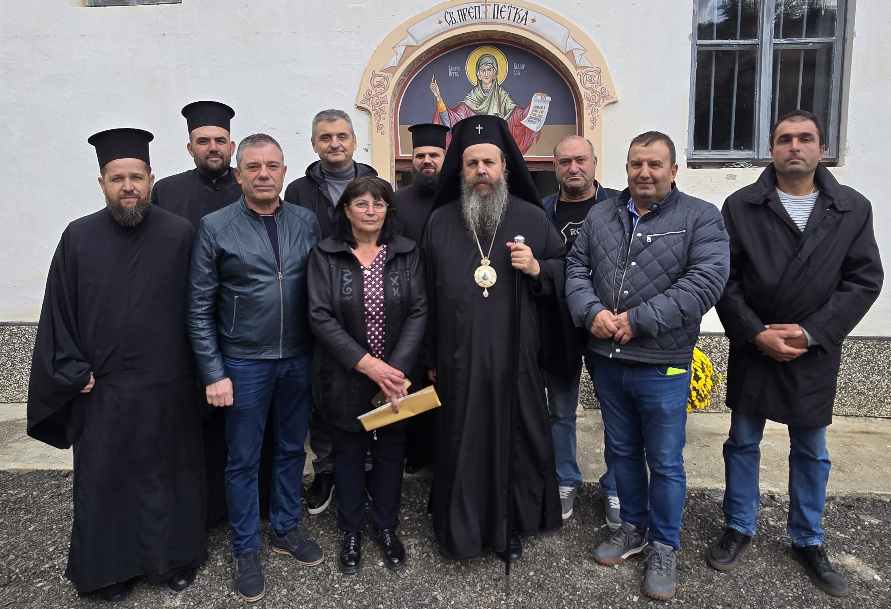 Стотици миряни почетоха 100-годишнината на църквата Света Петка в Българчево на празника на светицата