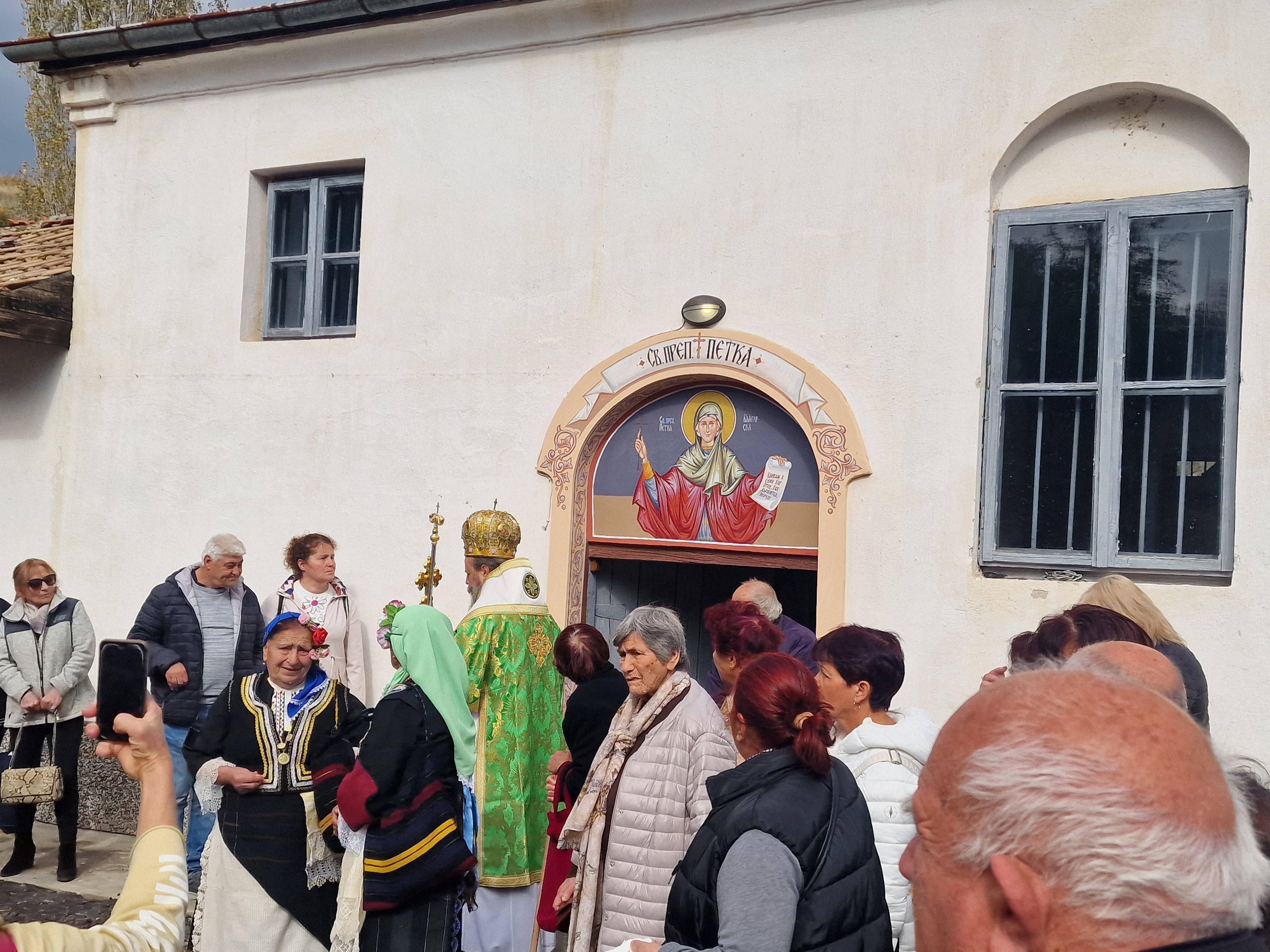 Стотици миряни почетоха 100-годишнината на църквата Света Петка в Българчево на празника на светицата