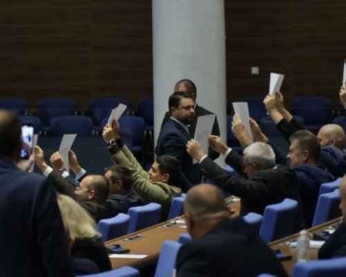 Напрежението расте: Опозицията отвърна на Борисов-искат оставка на правителството и нови избори